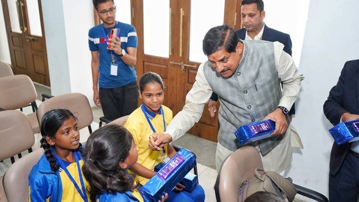बच्चों में भगवान का वास है, इन्हें खुश रखना ईश्वर को प्रसन्न रखने के समान : मुख्यमंत्री डॉ. यादव