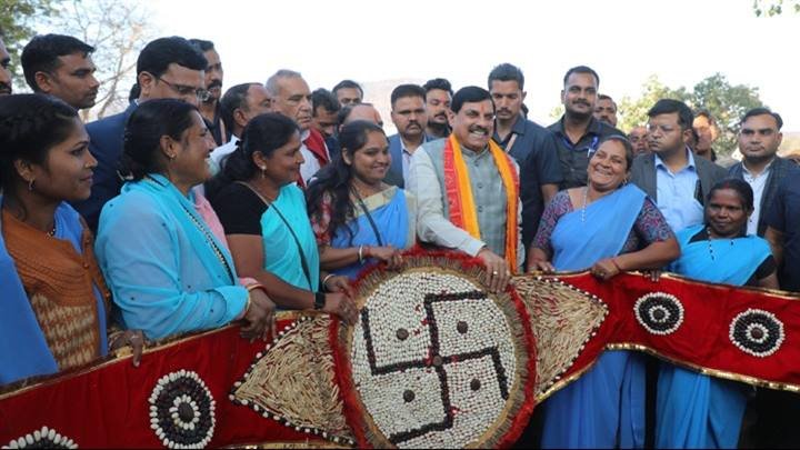मुख्यमंत्री डॉ.मोहन यादव को कूनो नेशनल पार्क में ग्रामीण आजीविका मिशन अंतर्गत स्व सहायता समूह की बहनों ने जड़ी बूटियों से निर्मित राखी भेंट की।