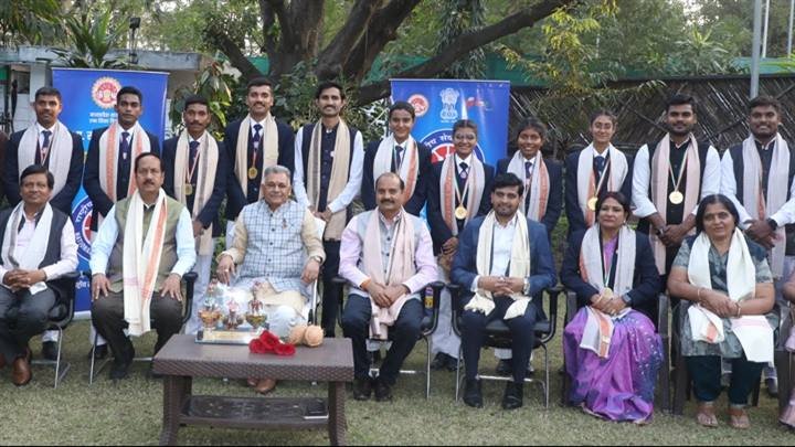 उच्च शिक्षा मंत्री ने “गणतंत्र दिवस परेड -2025” में सम्मिलित “मप्र राष्ट्रीय सेवा योजना” के स्वयंसेवकों को किया सम्मानित