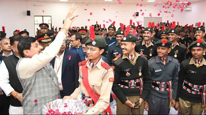 मुख्यमंत्री डॉ.मोहन यादव ने मध्यप्रदेश के दिल्ली के गणतंत्र समारोह में शामिल होने वाले एनसीसी कैडेट्स का पुष्प वर्षा कर स्वागत किया।