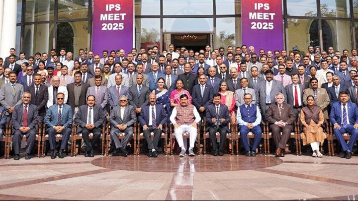 मुख्यमंत्री डॉ. मोहन यादव के साथ कुशाभाऊ ठाकरे कन्वेंशन सेंटर में आईपीएस मीट में पुलिस अधिकारियों का ग्रुप फोटो।