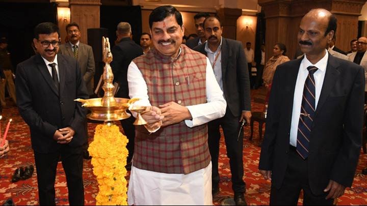 मुख्यमंत्री डॉ. मोहन यादव ने कुशाभाऊ इंटरनेशनल कन्वेंशन सेंटर में दीप प्रज्ज्वलित कर आईपीएस मीट का शुभारंभ किया।