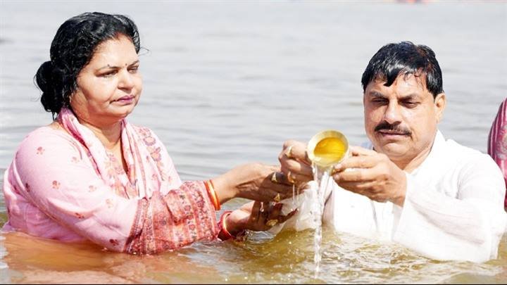 मुख्यमंत्री डॉ. मोहन यादव ने आज प्रयागराज के महाकुंभ में पवित्र स्नान कर धर्मपत्नी श्रीमती सीमा यादव के साथ पूजा-अर्चना की।