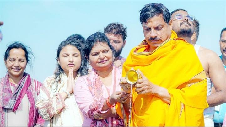 मुख्यमंत्री डॉ. मोहन यादव ने आज प्रयागराज के महाकुंभ में पवित्र स्नान कर धर्मपत्नी श्रीमती सीमा यादव के साथ पूजा-अर्चना की।