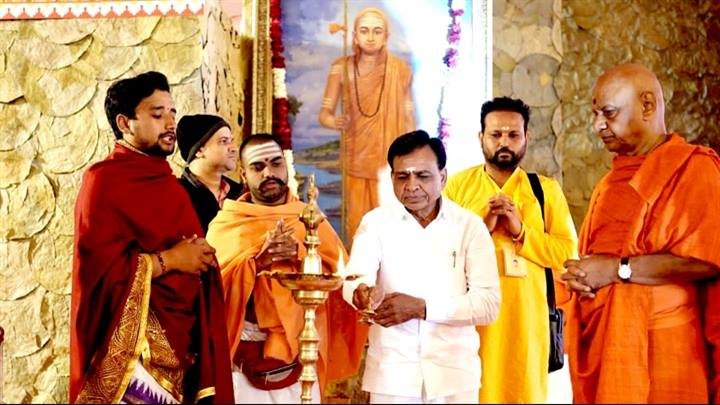 ‘एकात्म धाम‘ प्रयागराज में आदि शंकराचार्य के जीवन प्रसंग पर हुई कथा में शामिल हुए : उप मुख्यमंत्री श्री देवड़ा