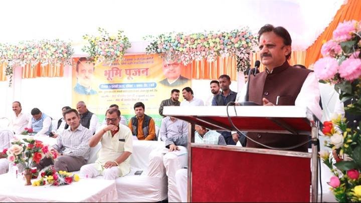उप मुख्यमंत्री ने दुर्मनकूट में देवरहा बाबा की प्रतिमा का किया महाभिषेक