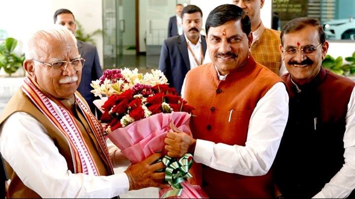 मुख्यमंत्री डॉ. मोहन यादव ने केंद्रीय मंत्री श्री मनोहर लाल खट्टर का समत्व भवन में पुष्प-गुच्छ भेंटकर स्वागत किया।