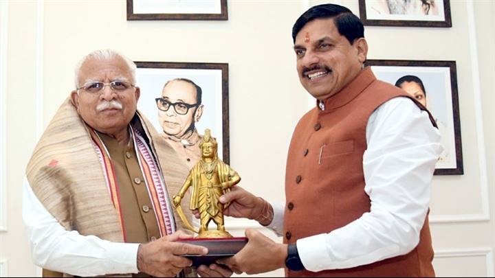मुख्यमंत्री डॉ. मोहन यादव ने केंद्रीय मंत्री श्री मनोहर लाल खट्टर को समत्व भवन (मुख्यमंत्री निवास) अंगवस्त्रम के साथ राजा भोज की प्रतिमा भी प्रतीक स्वरूप भेंट की।