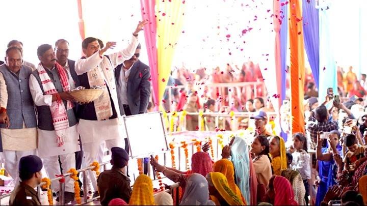 मुख्यमंत्री डॉ. मोहन यादव ने सोनकच्छ में पुष्प वर्षा कर लाडली बहनों का अभिनंदन किया।