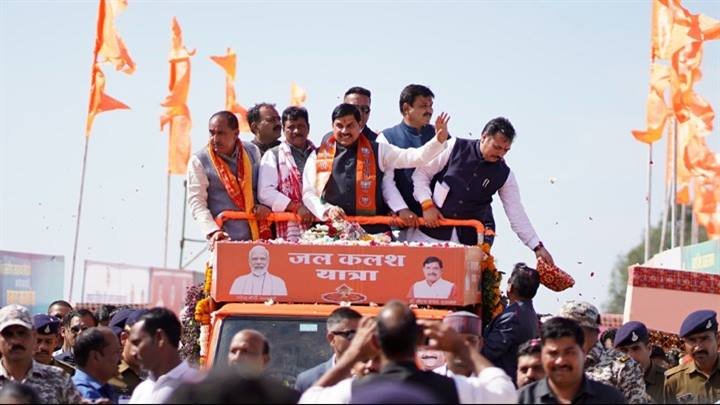 मुख्यमंत्री डॉ. मोहन यादव देवास के सोनकच्छ में जल कलश यात्रा में शामिल हुए।