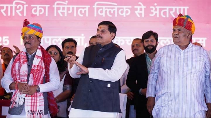 मुख्यमंत्री डॉ. मोहन यादव ने सोनकच्छ से सिंगल क्लिक द्वारा प्रदेश की 1.27 करोड़ लाड़ली बहनों के खाते में 1553 करोड़ रुपए के साथ अन्य हितग्राहियों …