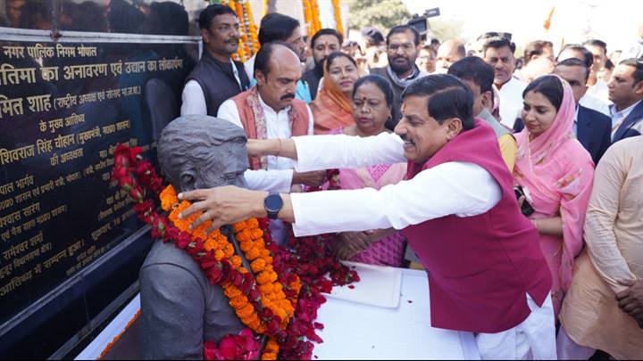 मुख्यमंत्री डॉ. मोहन यादव ने लालघाटी पर पंडित दीनदयाल उपाध्याय की पुण्यतिथि पर प्रतिमा पर माल्यार्पण कर पुष्पांजलि अर्पित की।