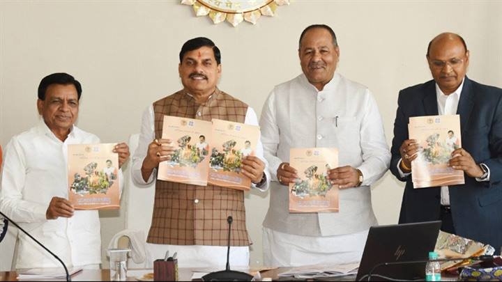 मुख्यमंत्री डॉ.मोहन यादव ने जन अभियान परिषद के संभागीय समीक्षा प्रतिवेदन 2024-25 तथा स्वैच्छिक संगठनों का संसार पुस्तिका का विमोचन किया।