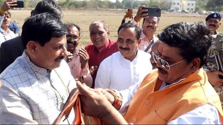 मुख्यमंत्री डॉ.मोहन यादव का उज्जैन पहुंचने पर स्थानीय सांसद श्री अनिल फिरोजिया ने स्वागत किया।
