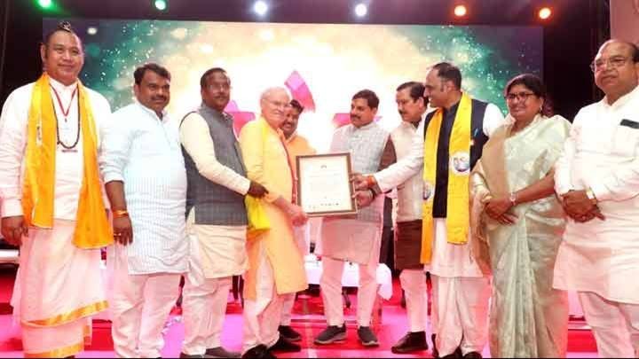 मुख्यमंत्री डॉ.मोहन यादव ने कालिदास संस्कृति अकादमी में संयुक्त चेतना वैश्विक सम्मेलन में “सनातन सेवा सम्मान” प्रदान किए।
