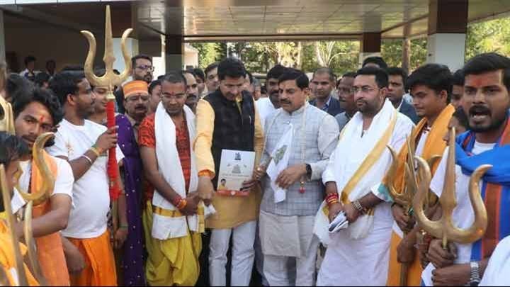 मुख्यमंत्री डॉ. यादव से अन्तर्राष्ट्रीय मंदिर प्रबंधक परिषद के राष्ट्रीय कार्यकारी अध्यक्ष ने सौजन्य भेंट की