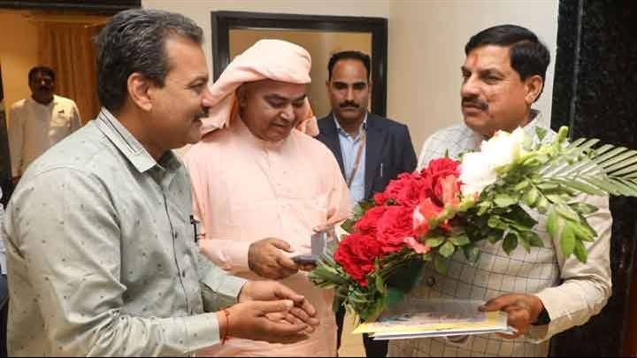 मुख्यमंत्री डॉ. यादव को श्री आनंदपुर धाम के आत्मानंद जी महाराज ने आशीर्वाद दिया