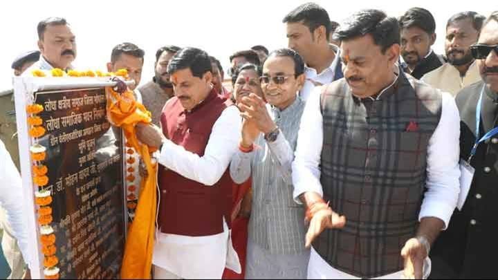 मुख्यमंत्री डॉ. मोहन यादव ने रायसेन बायपास रोड पर सेज विश्वविद्यालय के पास लोधा क्षत्रिय समाज के सामाजिक भवन का भूमि-पूजन कर शिलान्यास पट्टिका का अनावरण किया।