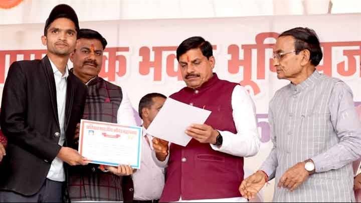 मुख्यमंत्री डॉ. मोहन यादव ने लोधा क्षत्रिय समाज के सामाजिक भवन के भूमि-पूजन समारोह में प्रतिभाशाली युवाओं को सम्मानित किया।