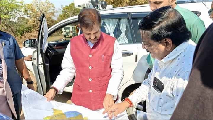 उप मुख्यमंत्री श्री शुक्ल ने बेला-सिलपरा बाईपास सड़क निर्माण कार्य का किया निरीक्षण