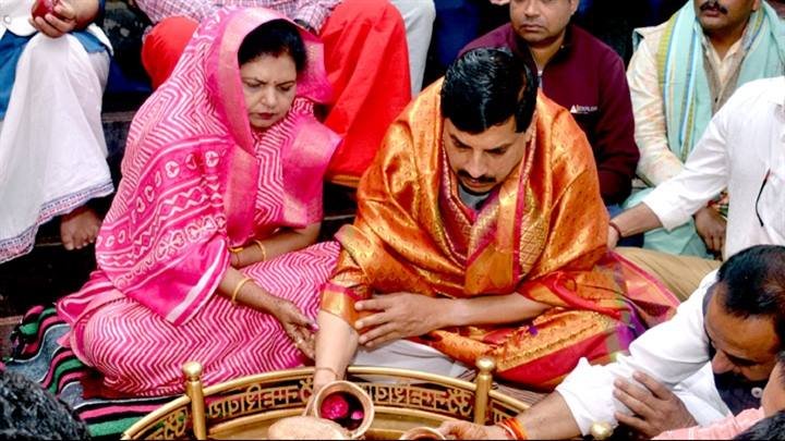 मुख्यमंत्री डॉ. मोहन यादव ने आज सुबह उज्जैन के अंगारेश्वर महादेव मंदिर में सपत्निक पूजा अर्चना की।