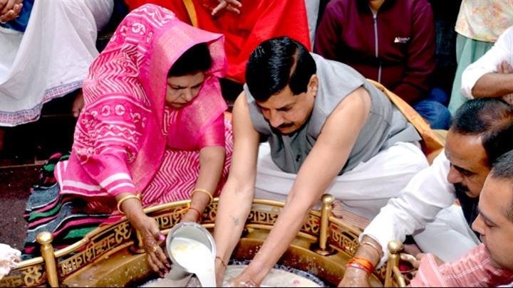 मुख्यमंत्री डॉ. यादव ने भगवान श्री अंगारेश्वर महादेव की सपत्निक पूजा-अर्चना
