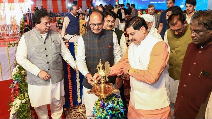 मुख्यमंत्री डॉ. मोहन यादव ने रायसेन से नेशनल जिओ स्पेशियल नॉलेज बेस्ड लैंड सर्वे का अर्बन हैबिटेशन्स (नक्शा) कार्यक्रम की दीप प्रज्ज्वलित कर शुरुआत की।