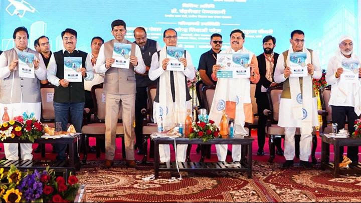 मुख्यमंत्री डॉ. मोहन यादव ने केंद्रीय कृषि मंत्री श्री शिवराजसिंह चौहान के साथ रायसेन से "नक्शा" के राष्ट्रीय कार्यक्रम का शुभारंभ किया।