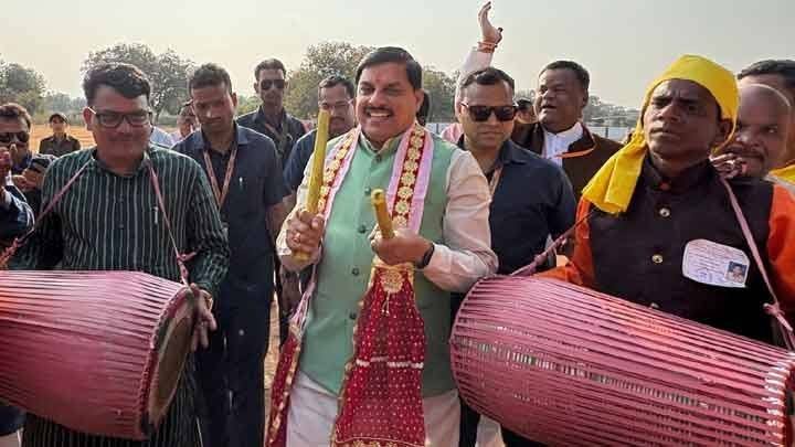 मुख्यमंत्री डॉ. मोहन यादव का उमरिया जिले के नौरोजाबाद में जनजातीय समुदाय ने पारंपरिक रूप से स्वागत किया।