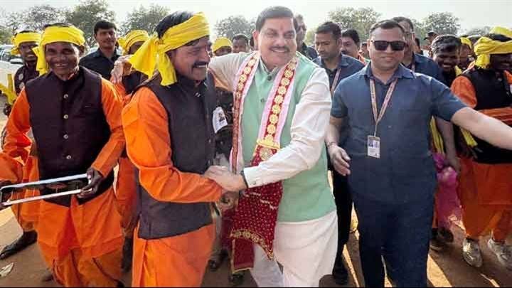 मुख्यमंत्री डॉ. मोहन यादव का  उमरिया जिले के नौरोजाबाद में जनजातीय समुदाय ने पारंपरिक रूप से स्वागत किया।