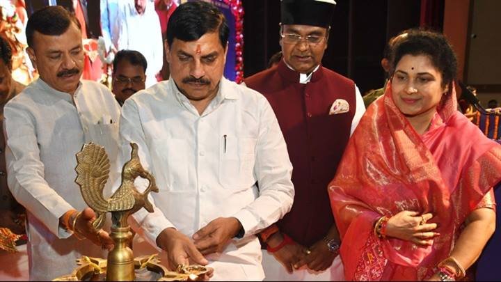 मुख्यमंत्री डॉ. मोहन यादव ने प्रशासन अकादमी में प्रतिभाशाली विद्यार्थियों को लैपटॉप खरीदने के लिए राशि अंतरण समारोह का दीप प्रज्ज्वलित कर शुभारंभ किया।