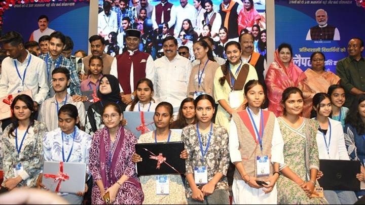 मुख्यमंत्री डॉ. मोहन यादव ने प्रशासन अकादमी भोपाल में प्रतिभाशाली विद्यार्थियों को लैपटॉप भेंट किए।