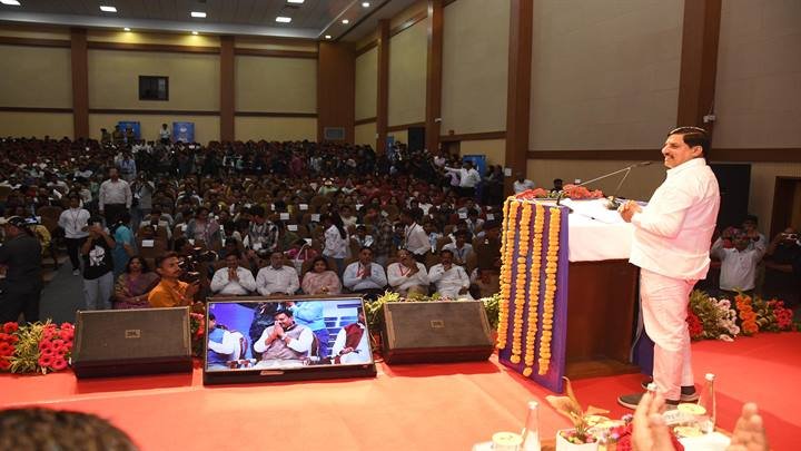 मुख्यमंत्री डॉ. मोहन यादव ने प्रशासन अकादमी में प्रतिभाशाली विद्यार्थियों को संबोधित किया।