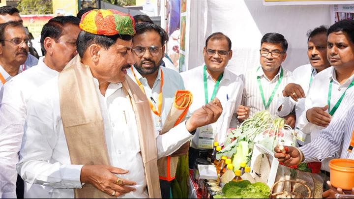 मुख्यमंत्री डॉ. मोहन यादव ने “जैविक खेती : पद्धति एवं मूल्य संवर्द्धन श्रृंखला” पर दो दिवसीय सम्मेलन में आयोजित प्रदर्शनी का अवलोकन किया।