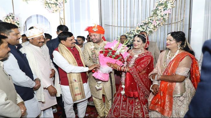 मुख्यमंत्री डॉ. यादव, मंत्री श्री सिलावट के पुत्र और विधायक श्री विष्णु खत्री की पुत्री के विवाह समारोह में हुए शामिल