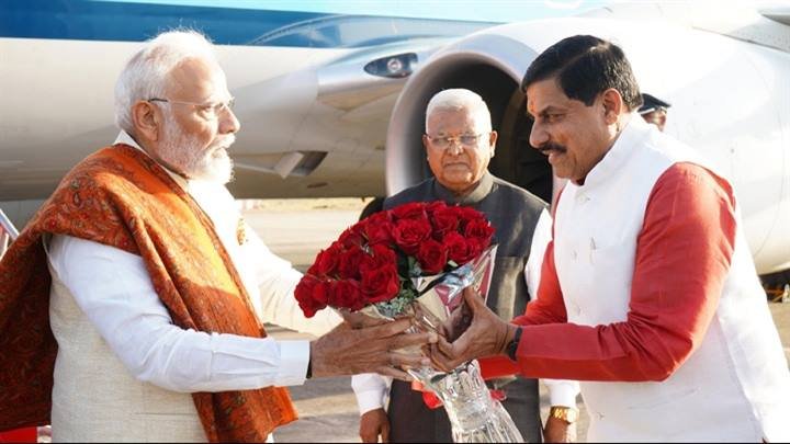 प्रधानमंत्री श्री नरेन्द्र मोदी का मुख्यमंत्री डॉ. मोहन यादव ने स्टेट हेंगर पर पुष्प-गुच्छ भेंटकर अगवानी की।