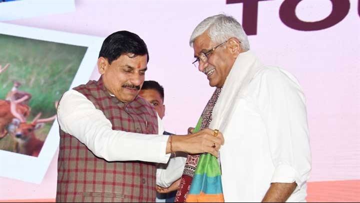 मुख्यमंत्री डॉ. मोहन यादव ने पर्यटन मंत्री श्री गजेंद्र सिंह शेखावत का अंगवस्त्रम ओढ़ाकर अभिनंदन किया।