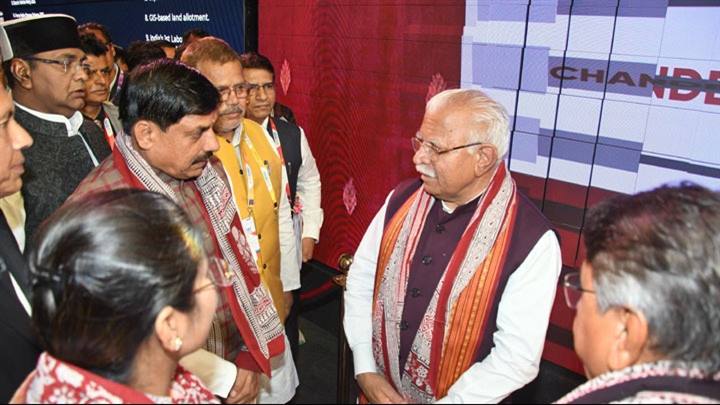 मुख्यमंत्री डॉ. मोहन यादव ने ग्लोबल इन्वेस्टर्स समिट के दूसरे दिन अनलॉकिंग लैंड वैल्यूज इन सिटीज सेशन में केंद्रीय मंत्री श्री मनोहर लाल से भेंट की।