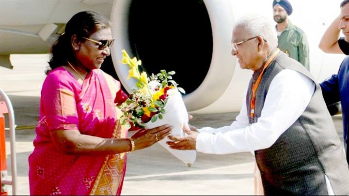 राष्ट्रपति श्रीमती द्रौपदी मुर्मु का राज्यपाल श्री मंगुभाई पटेल ने खजुराहो एयरपोर्ट पर पुष्प-गुच्छ भेंट कर स्वागत किया।