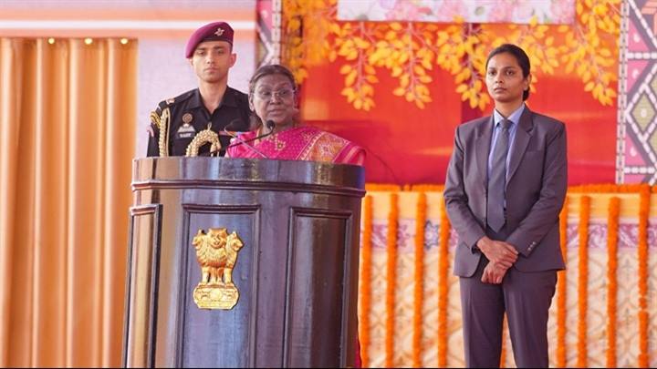 राष्ट्रपति श्रीमती द्रौपदी मुर्मु ने छतरपुर के बागेश्वर धाम में आयोजित 251 जोड़ों के सामूहिक विवाह समारोह को संबोधित किया।