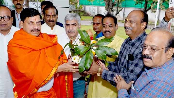 मुख्यमंत्री डॉ. मोहन यादव ने उज्जैन महाकाल मंदिर से विक्रमोत्सव-2025 कलश यात्रा का शुभारंभ किया।