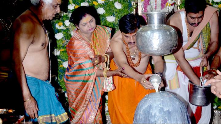 मुख्यमंत्री डॉ. मोहन यादव ने सपत्निक महाशिवरात्रि पर महाकाल मंदिर में बाबा महाकाल की पूजा-अर्चना कर दुग्धाभिषेक किया।
