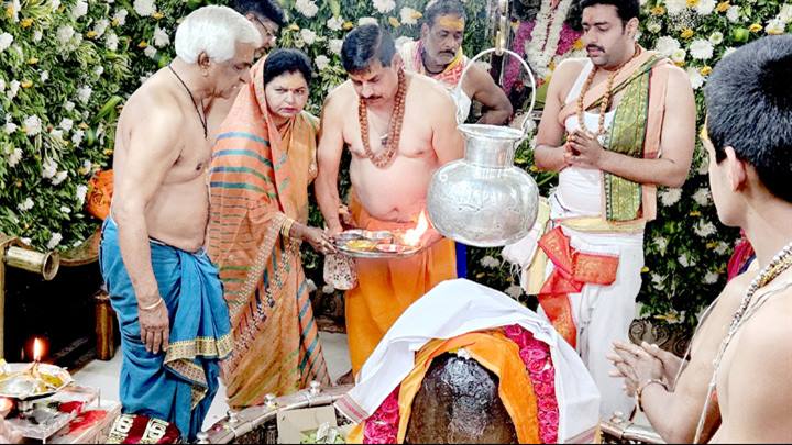 मुख्यमंत्री डॉ. मोहन यादव ने सपत्निक महाशिवरात्रि पर महाकाल मंदिर में बाबा महाकाल की पूजा-अर्चना कर आरती की।