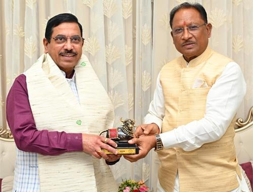 मुख्यमंत्री विष्णुदेव साय ने केंद्रीय मंत्री प्रहलाद जोशी का किया आत्मीय स्वागत