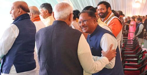 दिल्ली में शपथ समारोह के दौरान पीएम मोदी और सीएम विष्णुदेव साय के आत्मीय संवाद ने खींचा सबका ध्यान