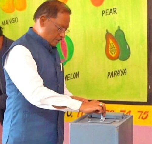 पंचायत चुनाव: मुख्यमंत्री विष्णुदेव साय ने तीसरे चरण में डाला वोट, लोकतंत्र को मजबूत करने का दिया संदेश