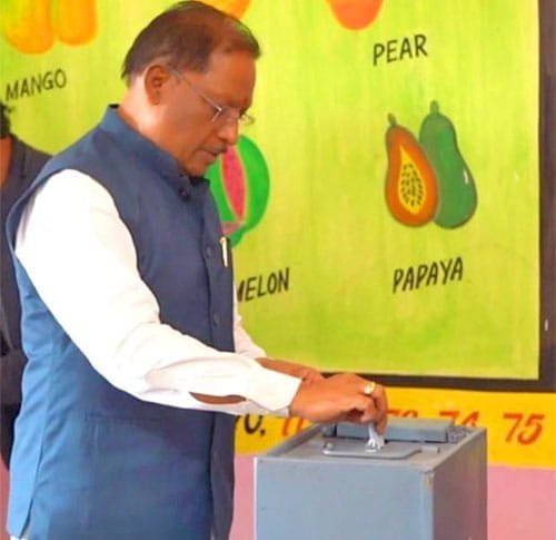 पंचायत चुनाव: मुख्यमंत्री विष्णुदेव साय ने तीसरे चरण में डाला वोट, लोकतंत्र को मजबूत करने का दिया संदेश