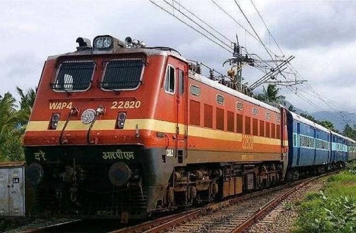 दक्षिण पूर्व मध्य रेलवे से चलाई जा रही तीन कुंभ मेला स्पेशल ट्रेनों में यात्रियों के आरक्षण के लिए बर्थ-सीट उपलब्ध है