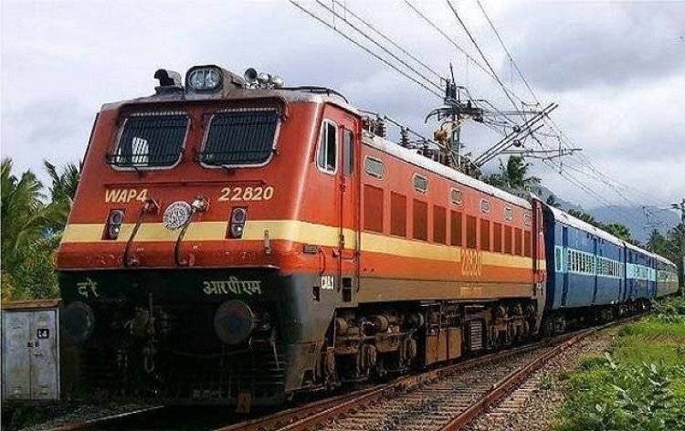 दक्षिण पूर्व मध्य रेलवे से चलाई जा रही तीन कुंभ मेला स्पेशल ट्रेनों में यात्रियों के आरक्षण के लिए बर्थ-सीट उपलब्ध है